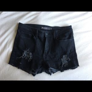 Distressed levis shorts!